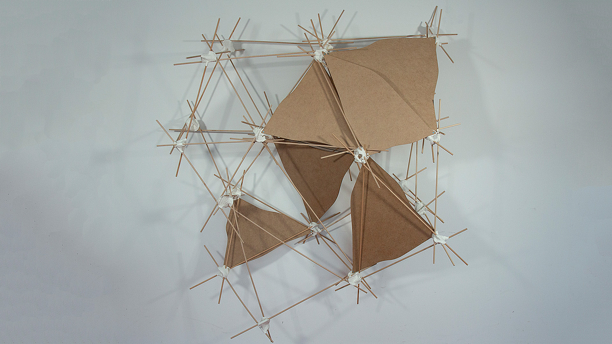 Foto: 1:1 Installation einer Struktur aus Holzstäben mit 3D-Druck Verbindern