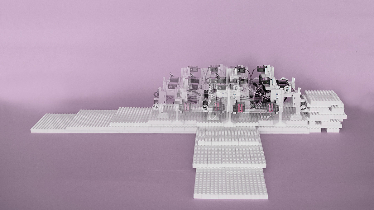 Roboter erklimmt Struktur aus Lego