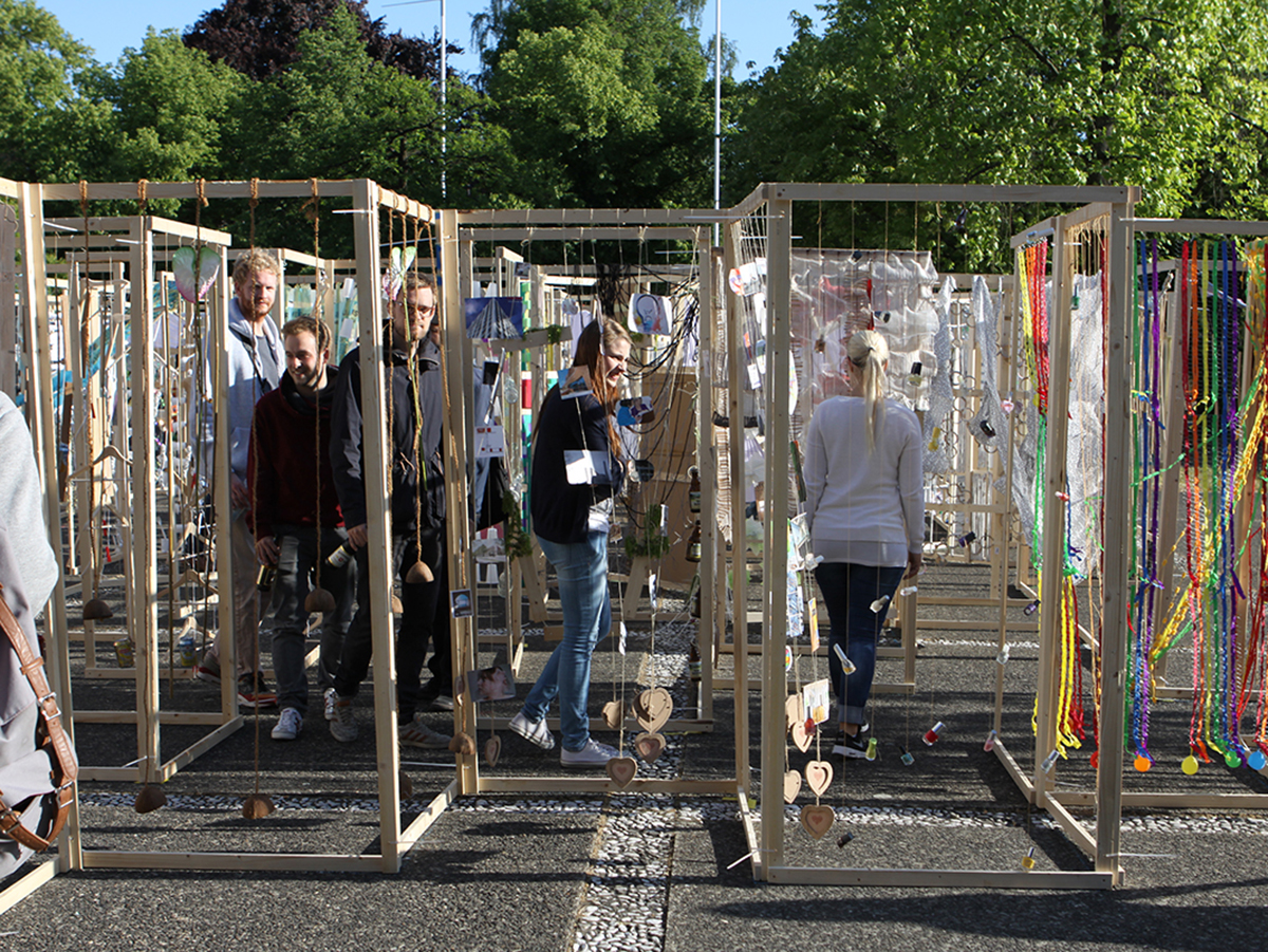 Ein Labyrinth aus verschieden gestalteten Rahmenelementen auf dem Vorplatz der Fakultät