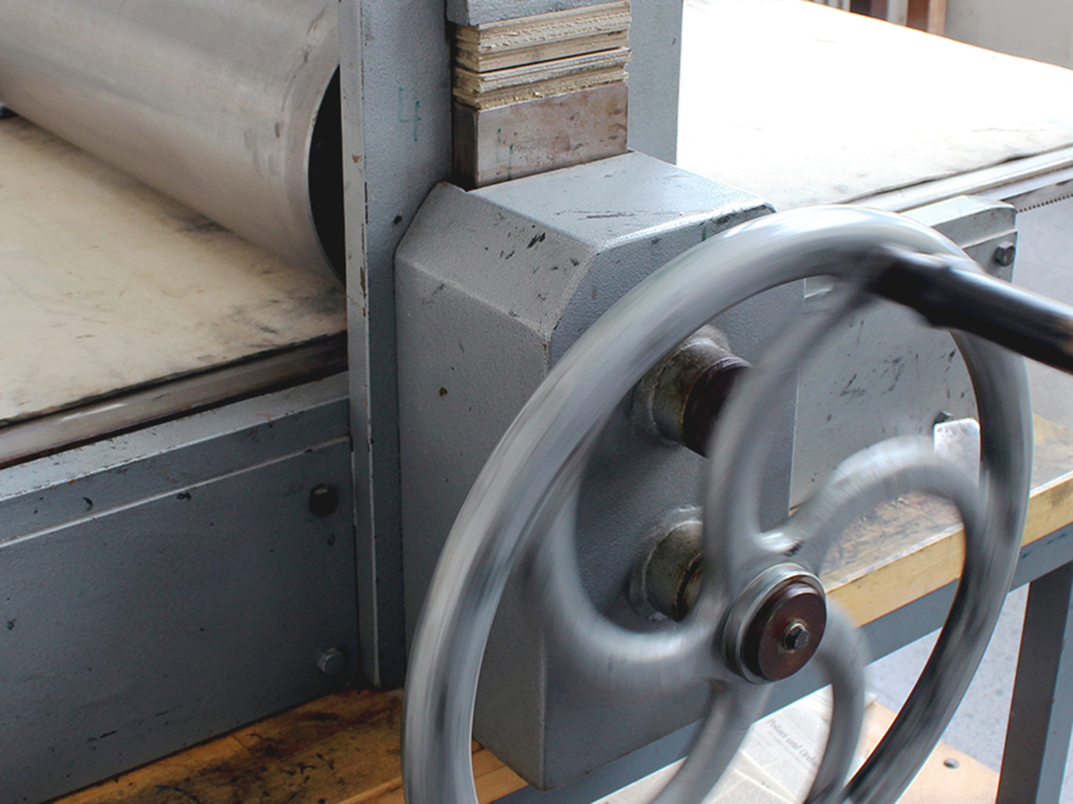 Rad der Druckpresse in der Druckwerkstatt