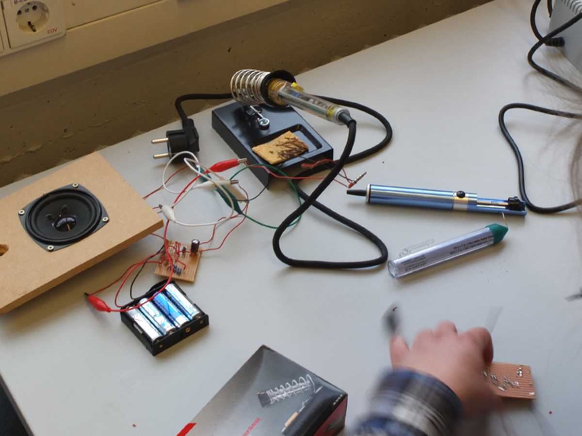 Studierende beim Arbeiten mit elekronischen Bauteilen