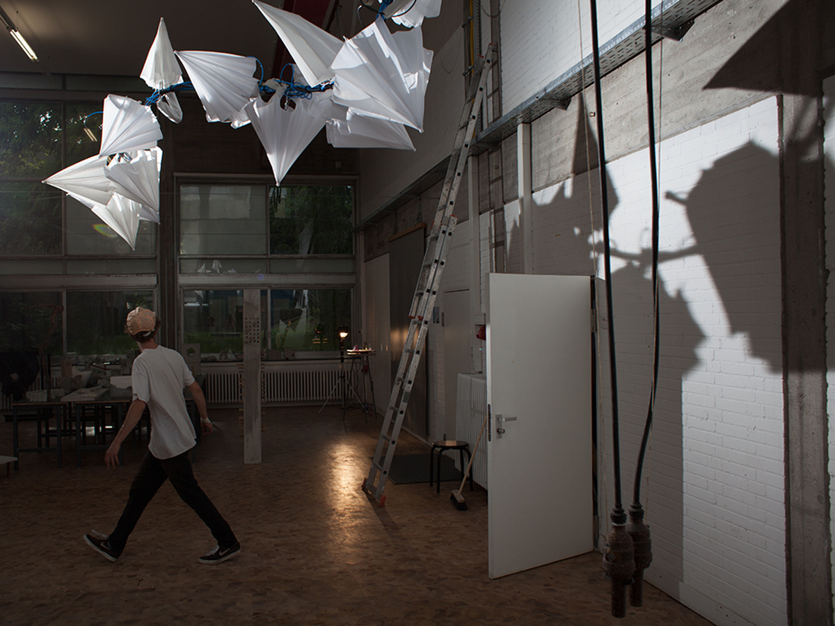 Eine Installation mit sich bewegenden Schirmen von Robin Hoening